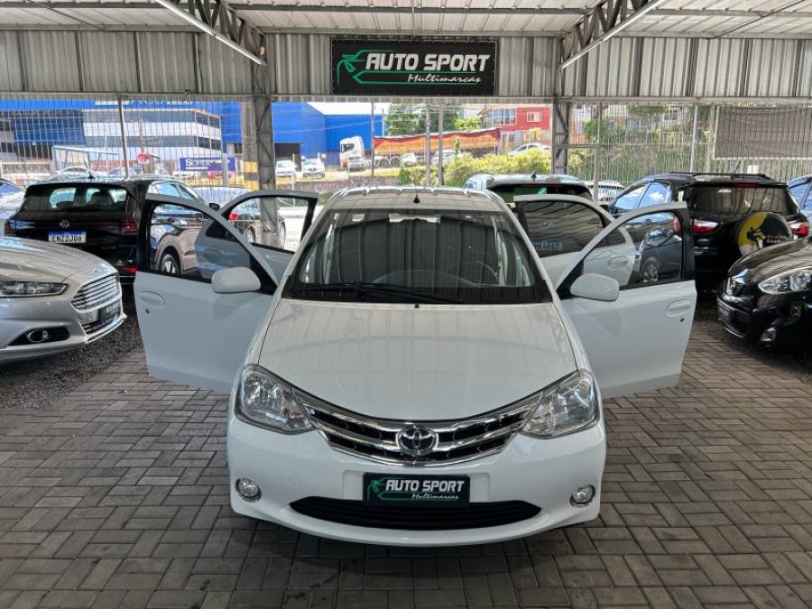 TOYOTA - ETIOS - 2013/2013 - Branca - R$ 43.900,00