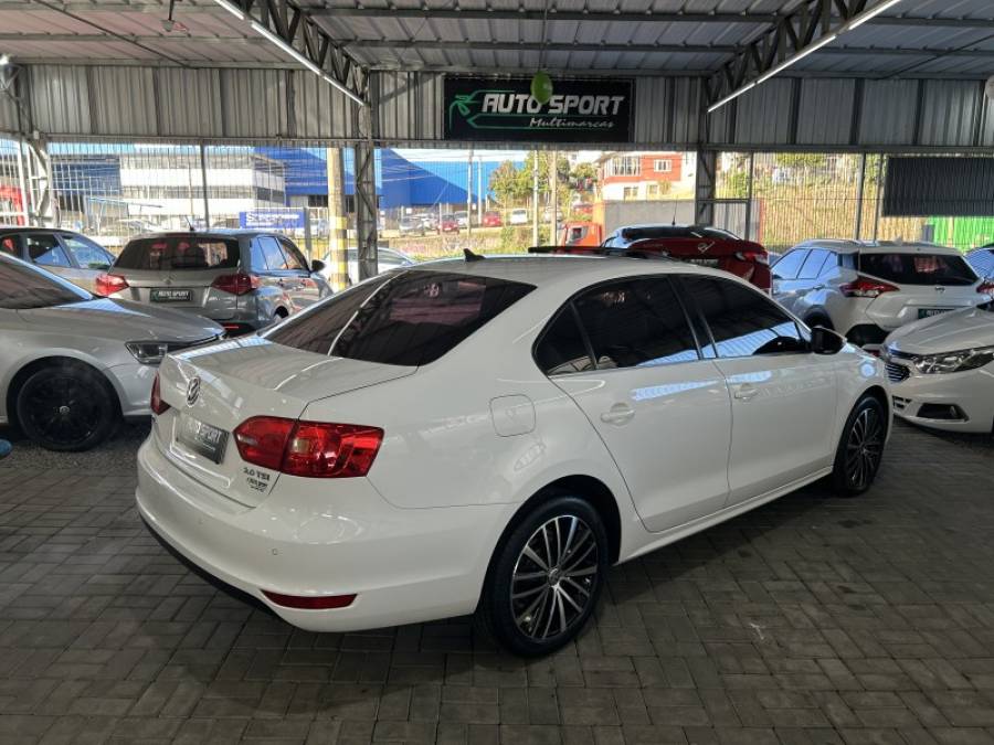 VOLKSWAGEN - JETTA - 2013/2013 - Branca - R$ 87.900,00