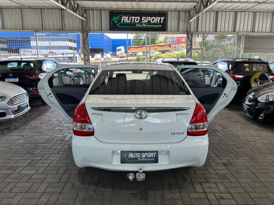 TOYOTA - ETIOS - 2013/2013 - Branca - R$ 43.900,00