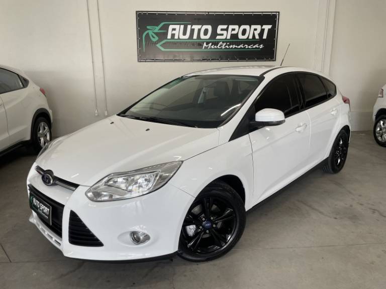 FORD - FOCUS - 2014/2015 - Branca - R$ 55.000,00