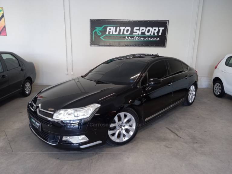 CITROËN - C5 - 2011/2012 - Preta - R$ 49.900,00