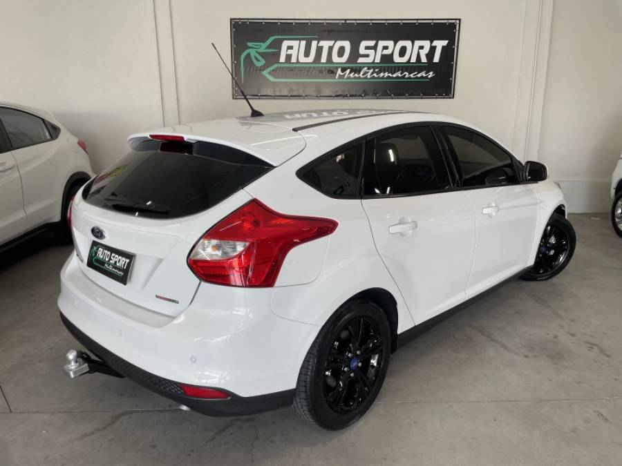 FORD - FOCUS - 2014/2015 - Branca - R$ 55.000,00