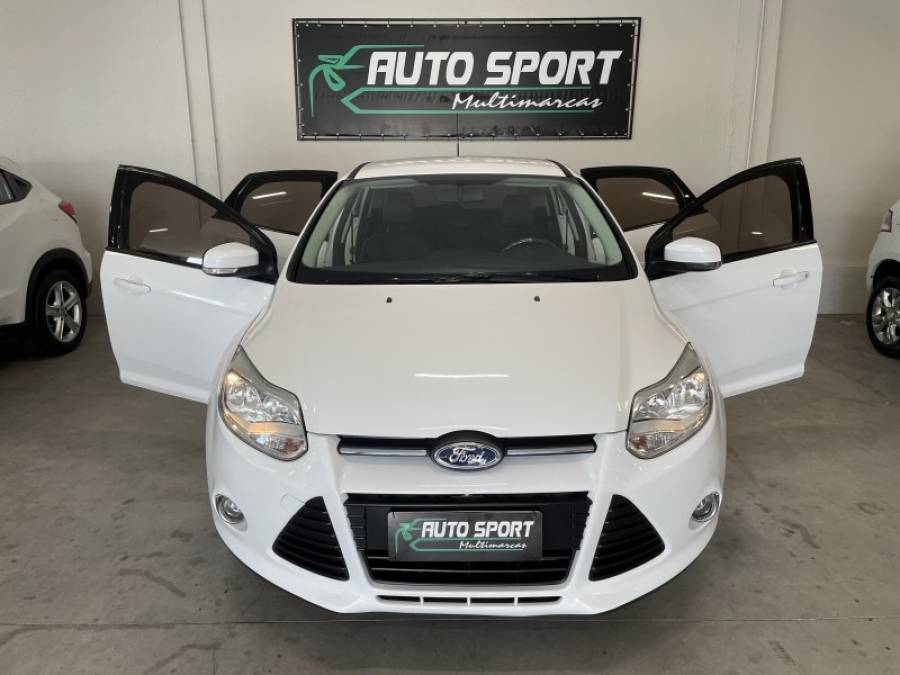 FORD - FOCUS - 2014/2015 - Branca - R$ 55.000,00