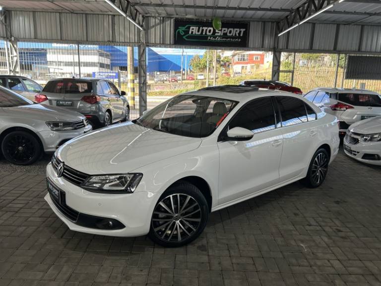 VOLKSWAGEN - JETTA - 2013/2013 - Branca - R$ 87.900,00