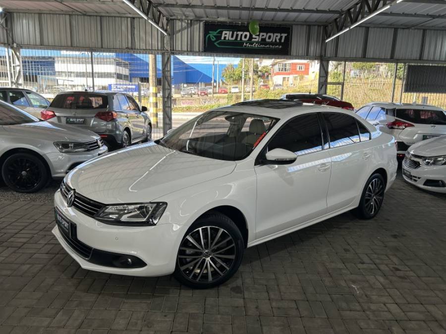 VOLKSWAGEN - JETTA - 2013/2013 - Branca - R$ 87.900,00