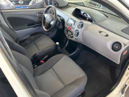 TOYOTA - ETIOS - 2013/2013 - Branca - R$ 43.900,00