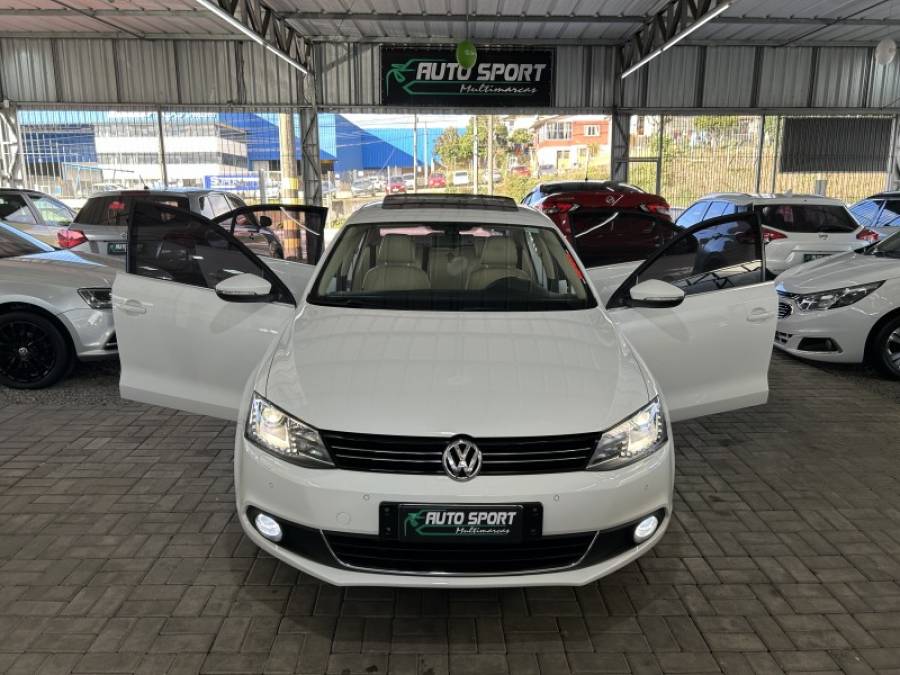 VOLKSWAGEN - JETTA - 2013/2013 - Branca - R$ 87.900,00