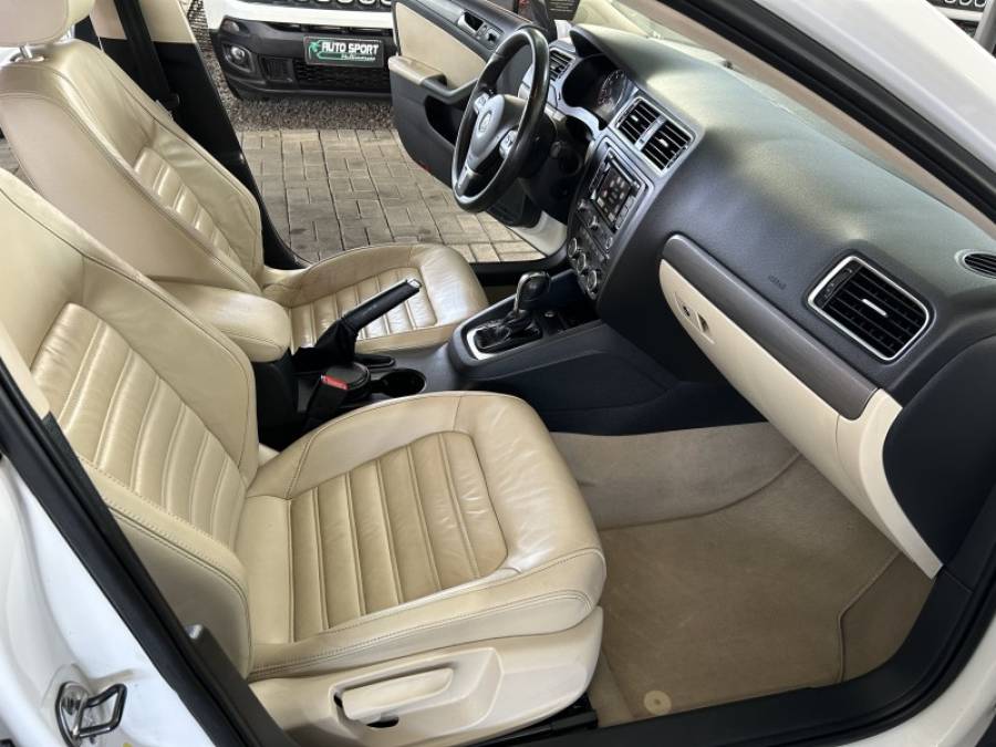 VOLKSWAGEN - JETTA - 2013/2013 - Branca - R$ 87.900,00