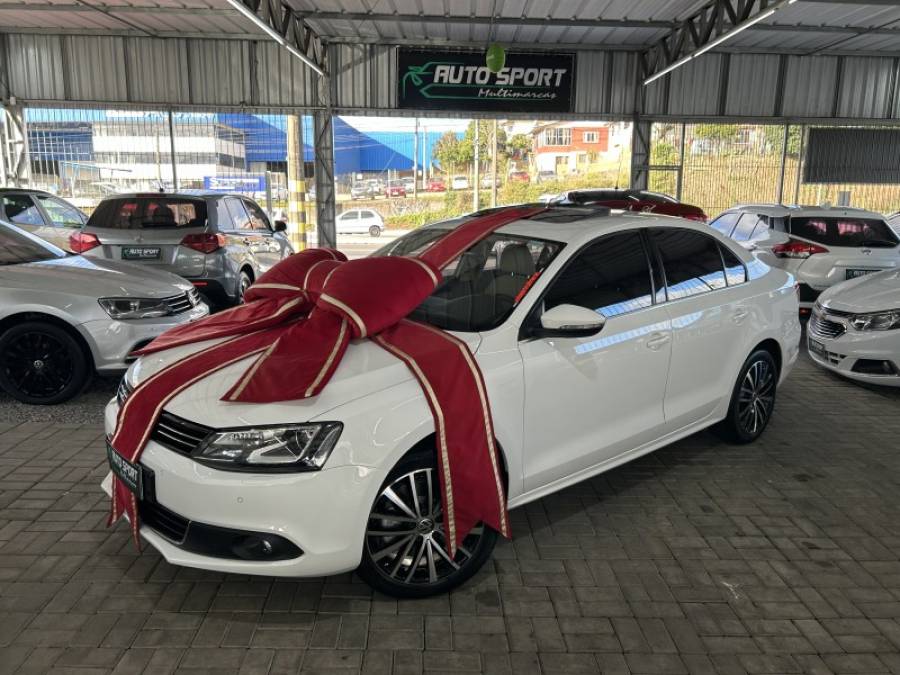 VOLKSWAGEN - JETTA - 2013/2013 - Branca - R$ 87.900,00