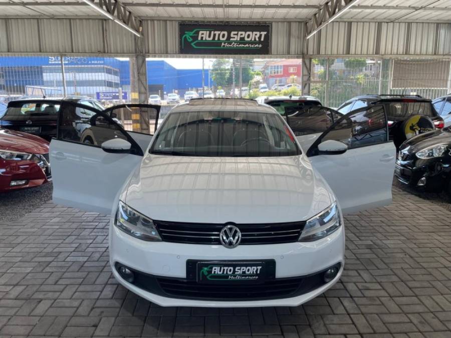 VOLKSWAGEN - JETTA - 2012/2012 - Branca - R$ 69.900,00