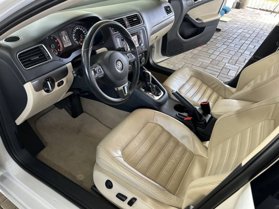 VOLKSWAGEN - JETTA - 2013/2013 - Branca - R$ 87.900,00