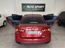 NISSAN - VERSA - 2022/2023 - Vermelha - R$ 97.800,00