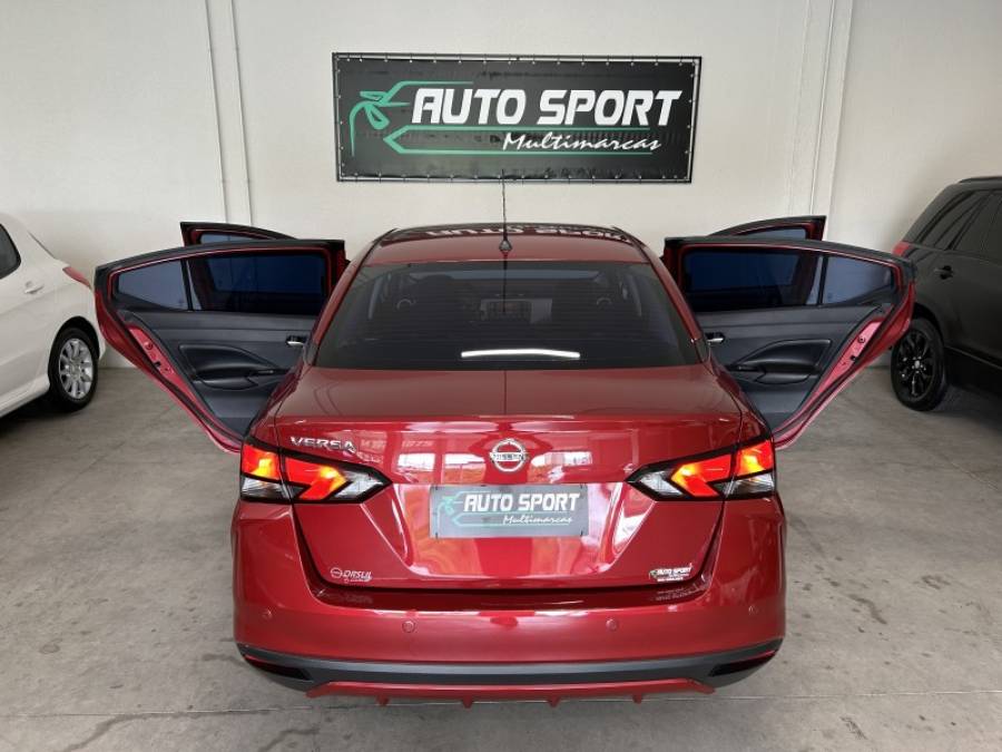NISSAN - VERSA - 2022/2023 - Vermelha - R$ 97.800,00