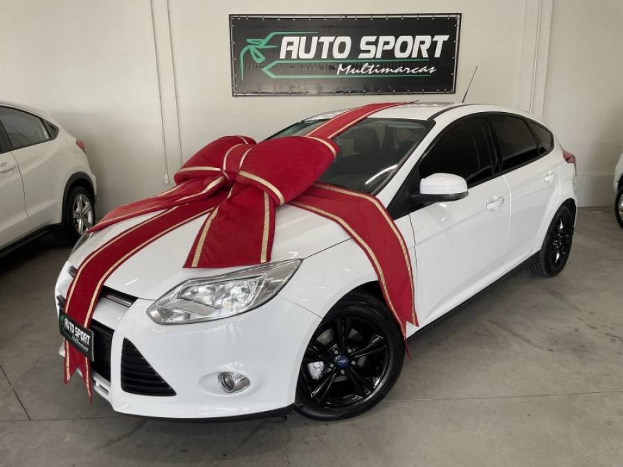 FORD - FOCUS - 2014/2015 - Branca - R$ 55.000,00