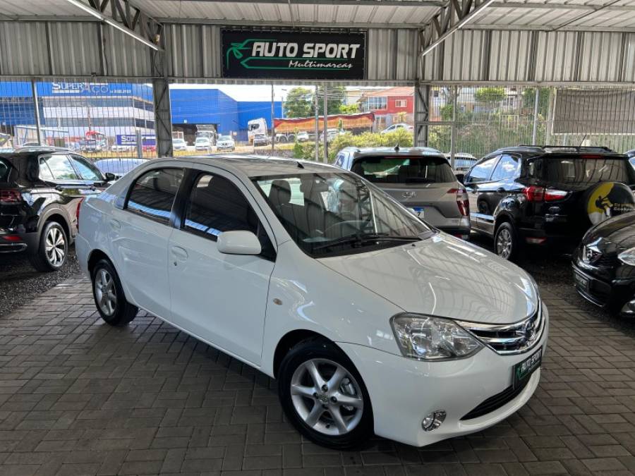 TOYOTA - ETIOS - 2013/2013 - Branca - R$ 43.900,00