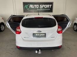 FORD - FOCUS - 2014/2015 - Branca - R$ 55.000,00