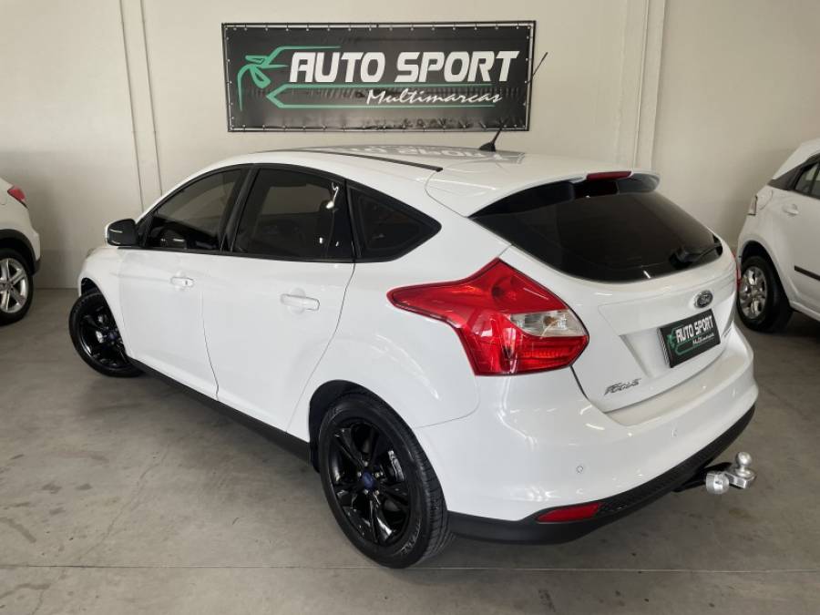 FORD - FOCUS - 2014/2015 - Branca - R$ 55.000,00